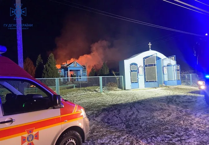 У Луцькому районі вночі згоріла церква (фото, відео)