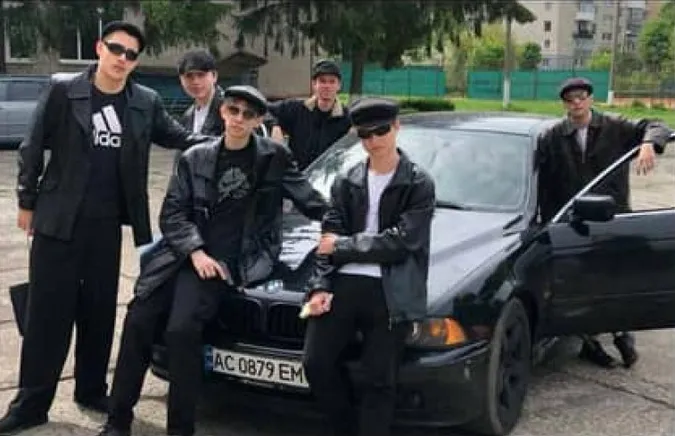 У Луцьку старшокласники приміряли образи «гопоти 90-х» (фото)