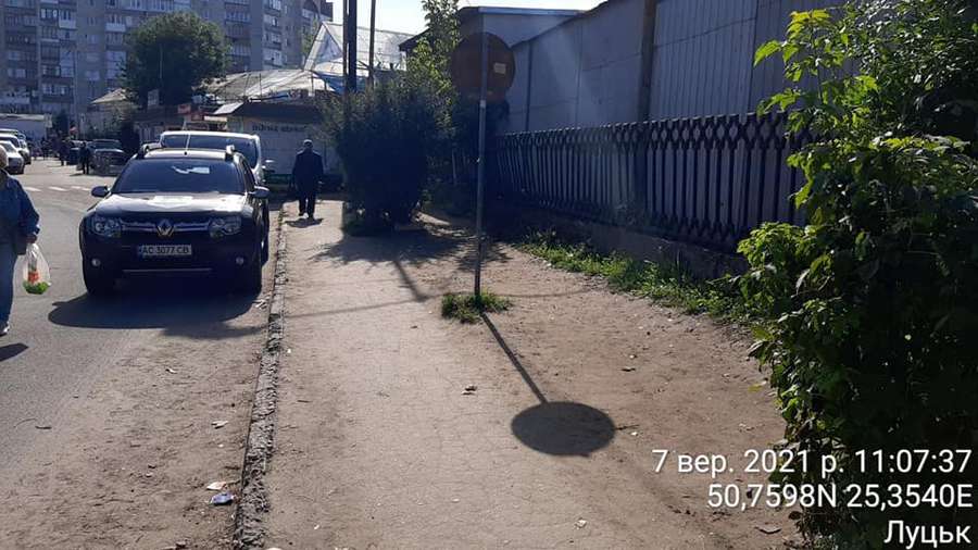 У Луцьку муніципали розігнали стихійних торговців біля автостанції (фото, відео)