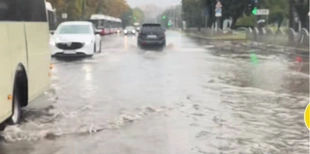 У Луцьку через сильну зливу затопило частину вулиць (відео)