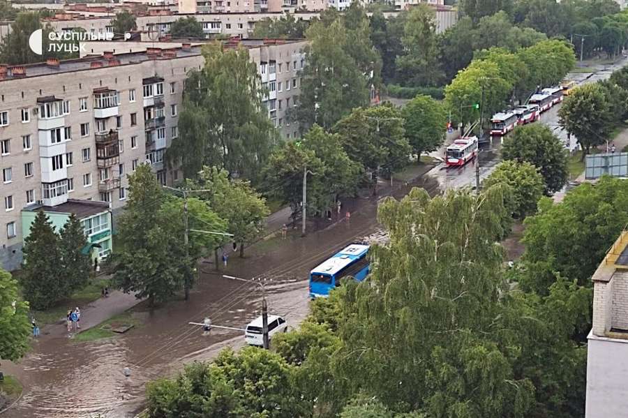 Після зливи у Луцьку затопило вулиці: тролейбуси не їздять (фото, відео)