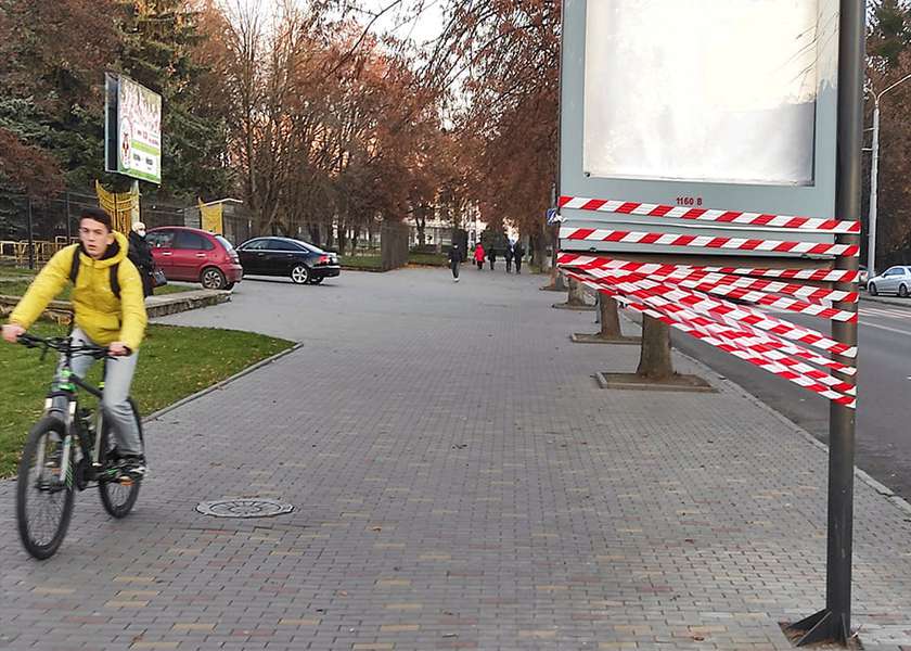 У Луцьку встановили небезпечні рекламні конструкції (фото)