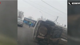 Біля Луцька – жорстка аварія за участю маршрутки: автівка перекинулася на бік (відео)