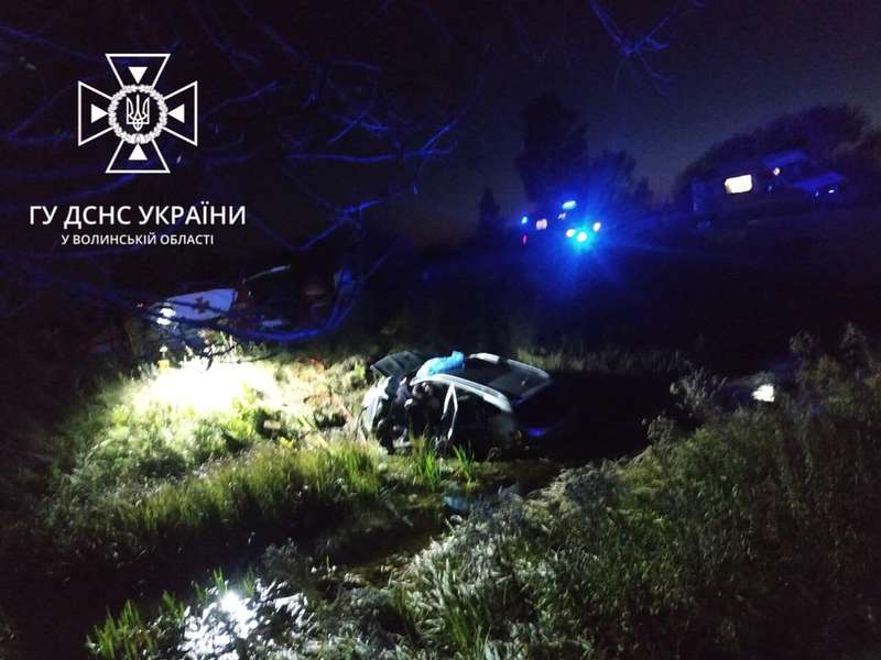 Аварія у селі під Луцьком: авто в канаві, троє людей у лікарні (фото)