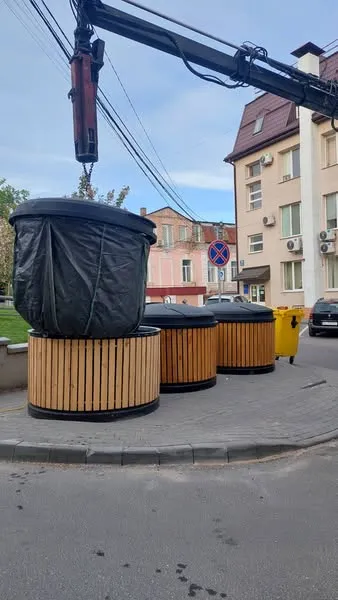 Біля Луцького ЦНАПу встановили сучасні напівпідземні смітники (фото)