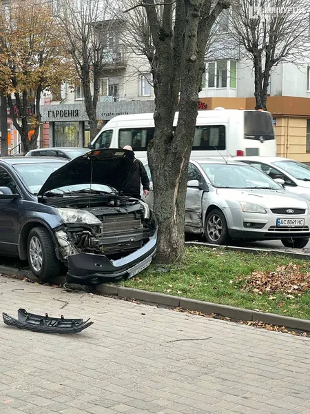 На Перемоги у Луцьку «хонда» влупилася в дерево (фото)