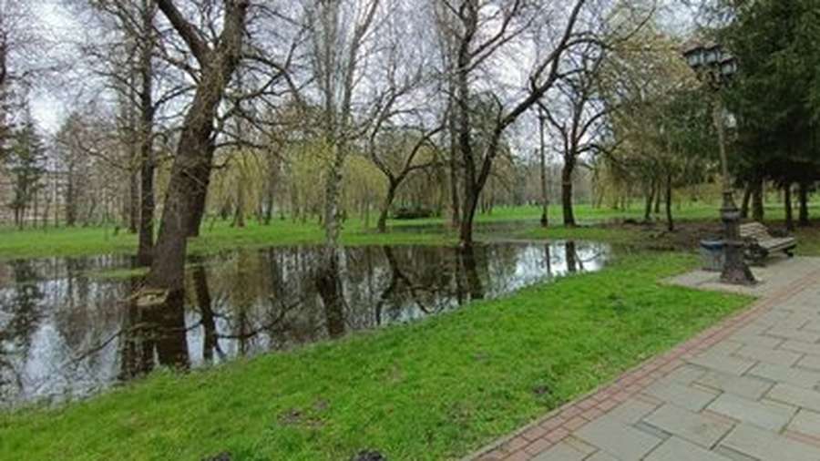 У Луцьку затопило чверть території центрального парку (відео)
