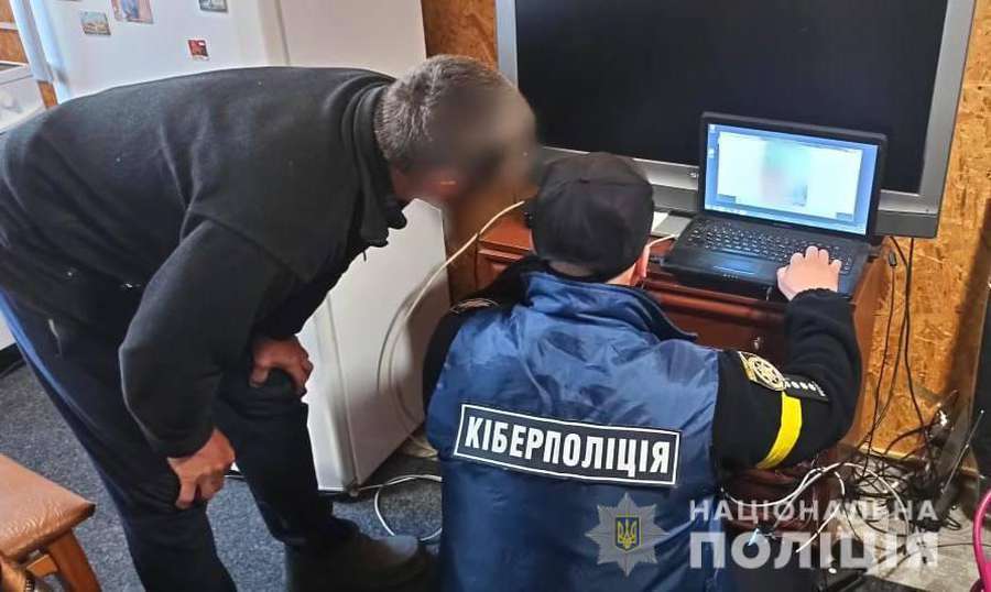 На Волині викрили кіберзлочинця, який «зливав» паспортні дані шахраям (фото, відео)