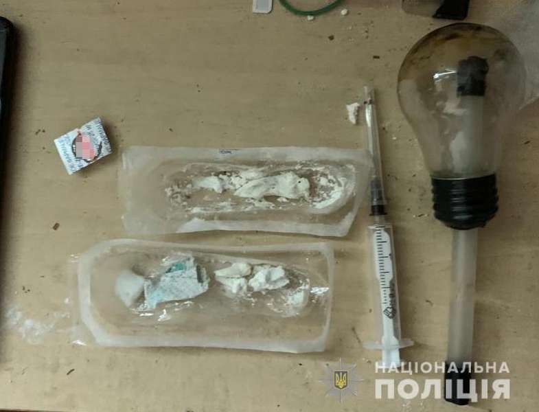 Амфетамін, метадон: у Луцьку обшукали помешкання наркоторговців (фото, відео)
