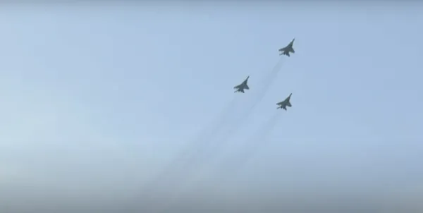 Луцькі літаки пролетіли над Києвом під час військового параду (фото)