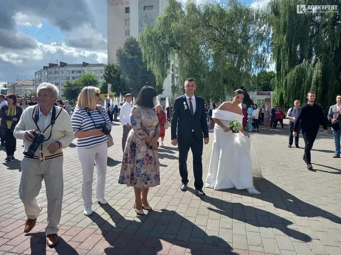 У День Луцька на Театральний майдан прийшли молодята (фото)