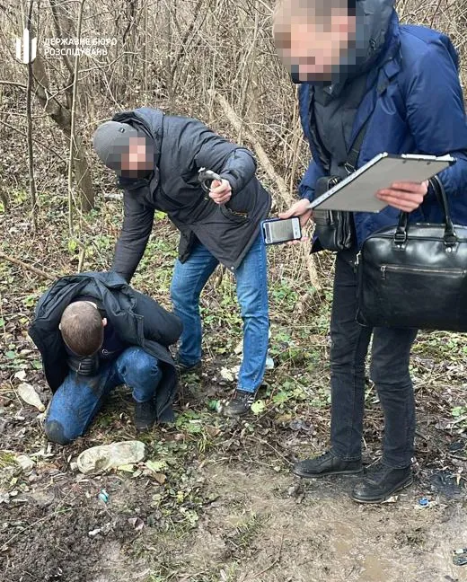 Хотів 5 тисяч доларів: у Луцьку на хабарі зловили правоохоронця (фото, відео)