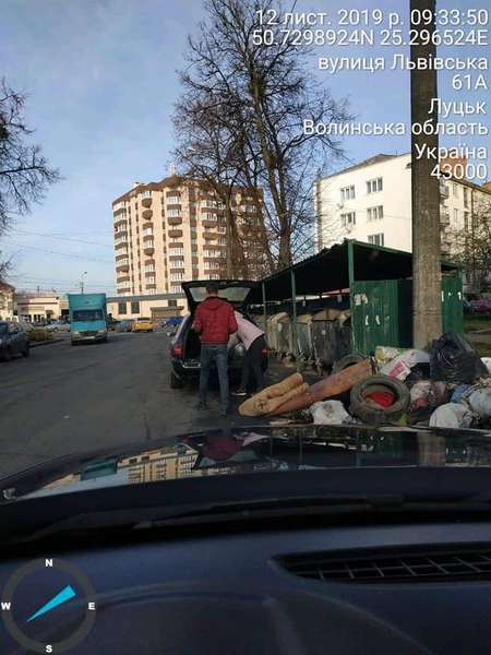 У Луцьку молодик підкидав будівельне сміття у чужі контейнери (фото)