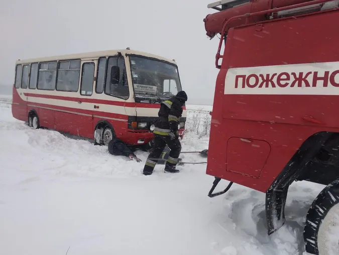 У Луцьку в сніговій кучугурі застрягла «швидка»