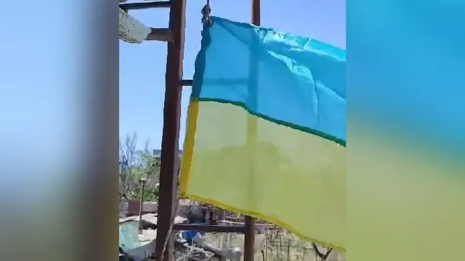 На лівобережній Херсонщині військові підняли прапор України (відео)