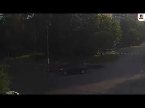 У Луцьку на перехресті зіткнулися легковик та велосипедист (відео)