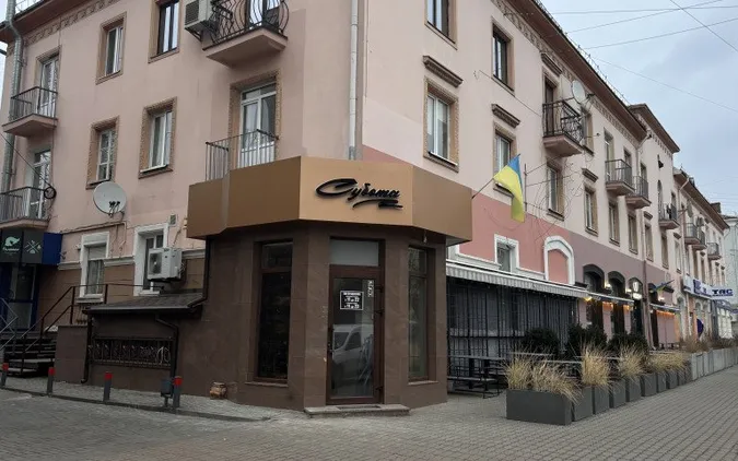 Відомий бар у центрі Луцька стає рестораном (фото)