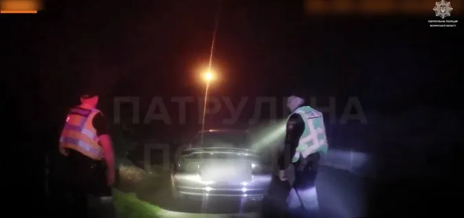 У Луцьку п'яна водійка на Toyota тікала дворами від патрульних (відео)