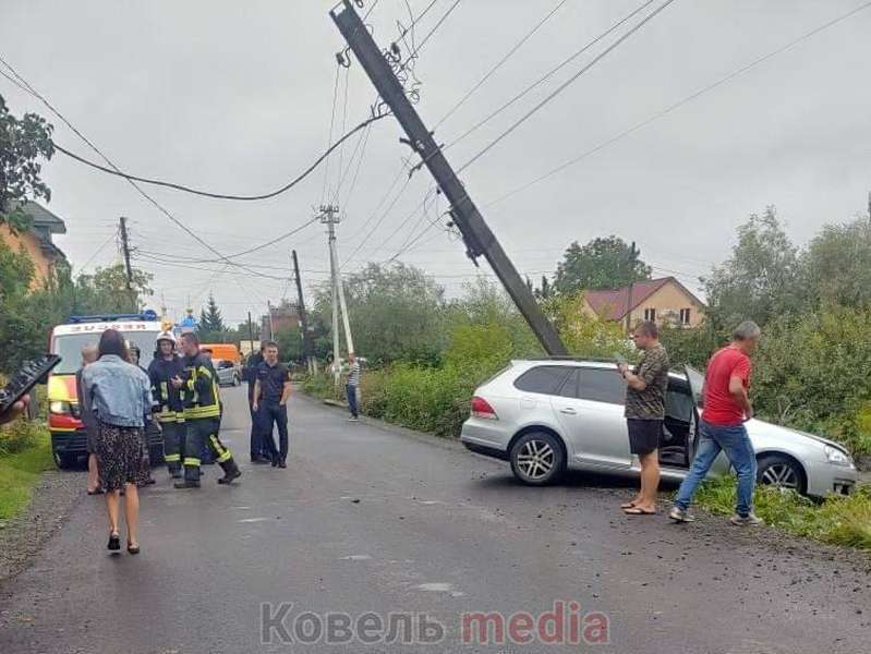 У Ковелі – ДТП з постраждалим: авто знесло електроопору (фото)