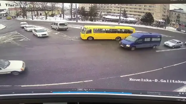 Показали момент зіткнення маршрутки й «опеля» у Луцьку (відео)