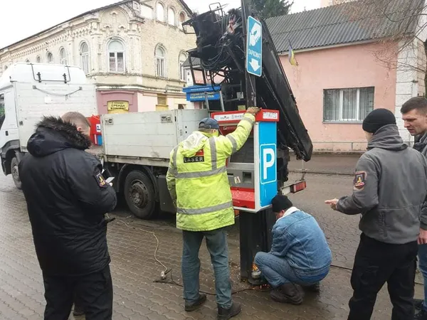 У Луцьку демонтують термінали самообслуговування (фото)