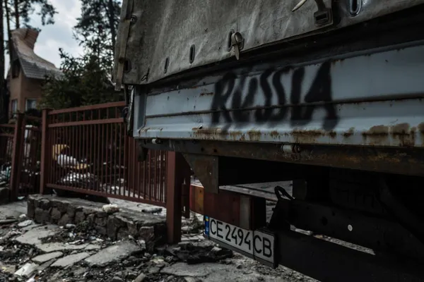 Ірпінь в руїнах: спалені Біблії і загублений дитячий кросівок (фоторепортаж)