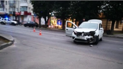 Пошкоджені авто і зламана огорожа: у Луцьку не розминулися два "рено" (фото)