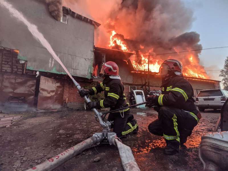 Масштабна пожежа у Києві: евакуювали понад 100 людей (фото)