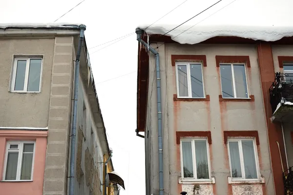 Дивіться вгору: у Луцьку бурулькова загроза (ФОТО)