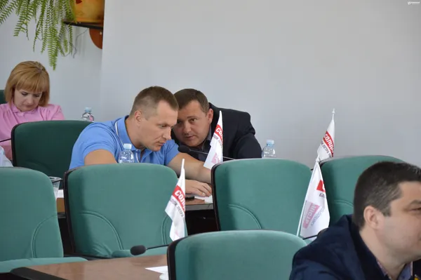 Козлюк перешіптується з Авраменком