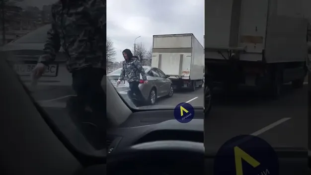 У Луцьку перед переходом легковик «наздогнав» вантажівку (відео)