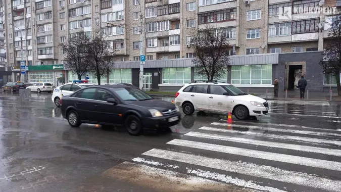 У Луцьку біля «Променя» легковик збив пенсіонерку на пішохідному переході (фото, відео)