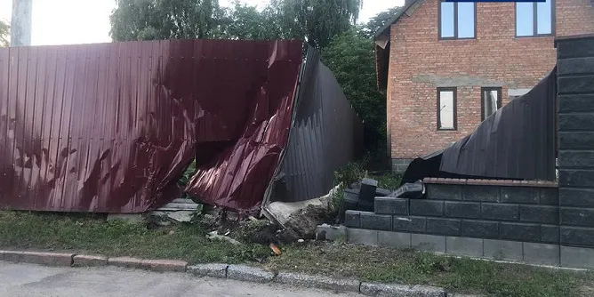 У Луцьку тролейбус зруйнував паркан: водійка була «під мухою» (фото)