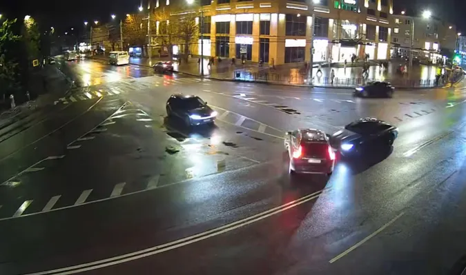 У Луцьку біля ЦУМу водій скоїв ДТП, втік і повернувся (відео)