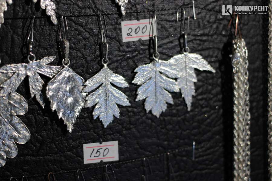 Рослини, покриті сріблом: у Луцьку продають унікальні прикраси (фото)