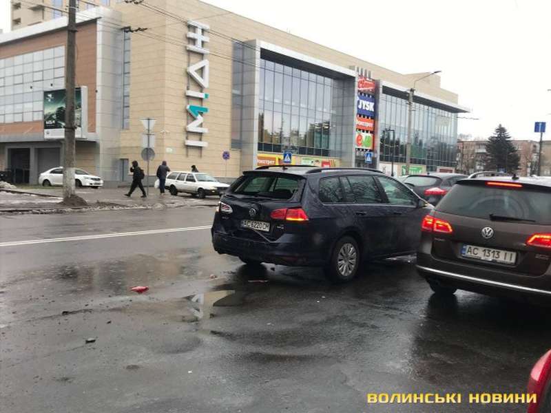 У Луцьку на Рівненській Mercedes протаранив Volkswagen (фото)