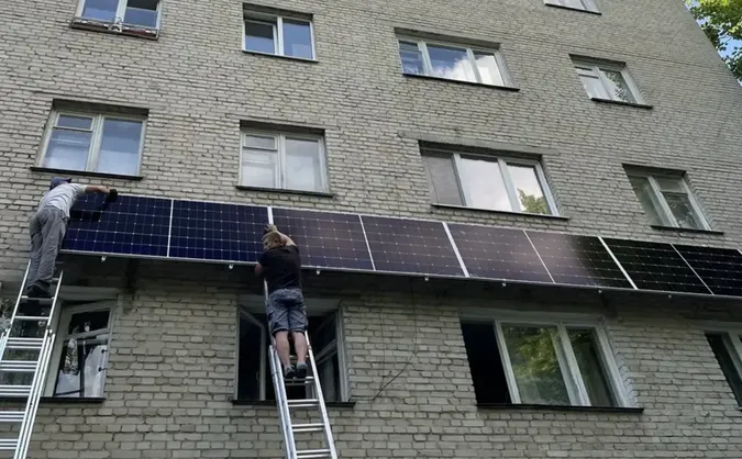 Чи можна зарядити електромобіль власними панелями на балконі