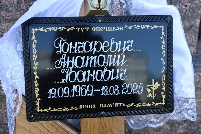 Луцьк навколішки попрощався з воїном Анатолієм Гончаревичем