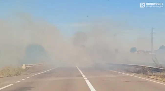 У Луцькому районі через густий дим від масштабної пожежі сталася ДТП (відео)