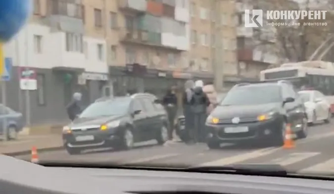 Біля «Лучеська» зіштовхнулися автівки – аварія паралізувала рух (відео)