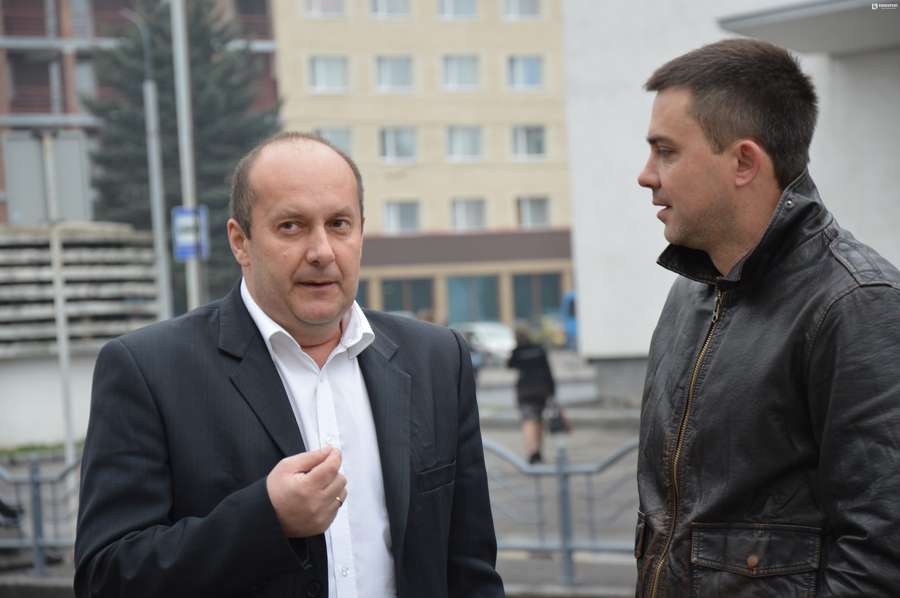 Заступник міського голови Луцька Андрій Киця розмовляє із членом виконкому міськради  Олегом Бондаруком