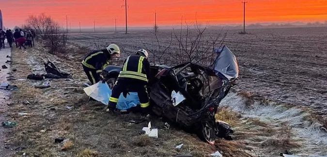 Смертельна ДТП на Волині: легковик протаранив автобус (фото)