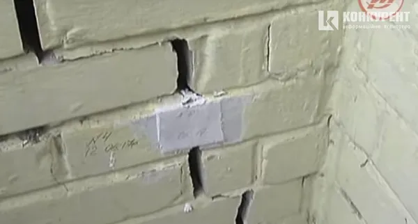Тріщини в балконі