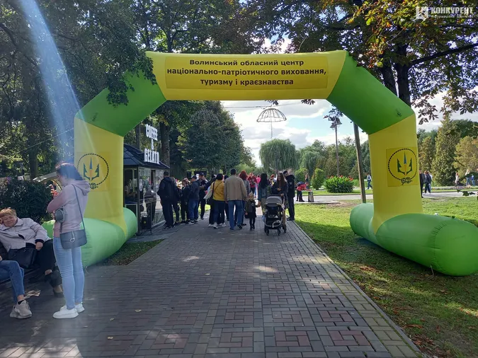 На байдарках та велосипедах: як у центрі Луцька навчають туризму (фото)