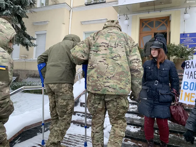 Активісти й військові прийшли під Луцькраду та вимагають у влади виділити більше коштів на воїнів (фото)