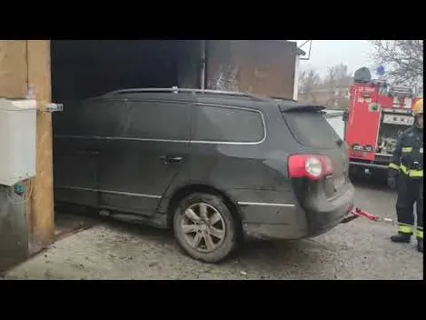 У Луцьку – пожежа в гаражі: рятували «Volkswagen Passat» і «BMW X5» (відео)