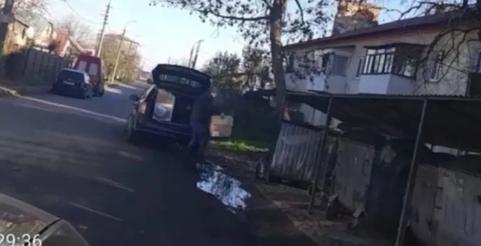 У Луцьку муніципали зловили «сміттєву зозулю» (фото)
