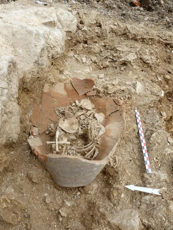 У Франції археологи знайшли стародавнє масове поховання немовлят (фото)