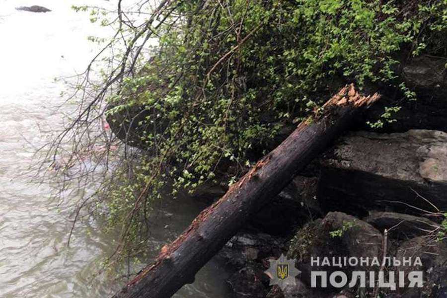 У Карпатах вантажівка з туристами впала в річку з висоти 40 метрів: є троє загиблих (фото, відео)