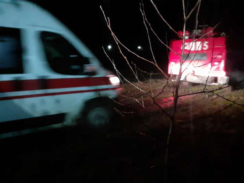 Їхали на виклик: на Волині рятувальники з кювету дістали автомобіль швидкої допомоги (фото, відео)
